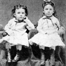 Rhea Laura Linn (left) and sister Josepha Aurelia Linn (right)